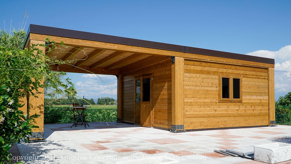 tettoia per auto in legno con casetta